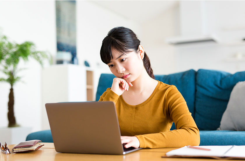 探偵事務所選びに悩む女性
