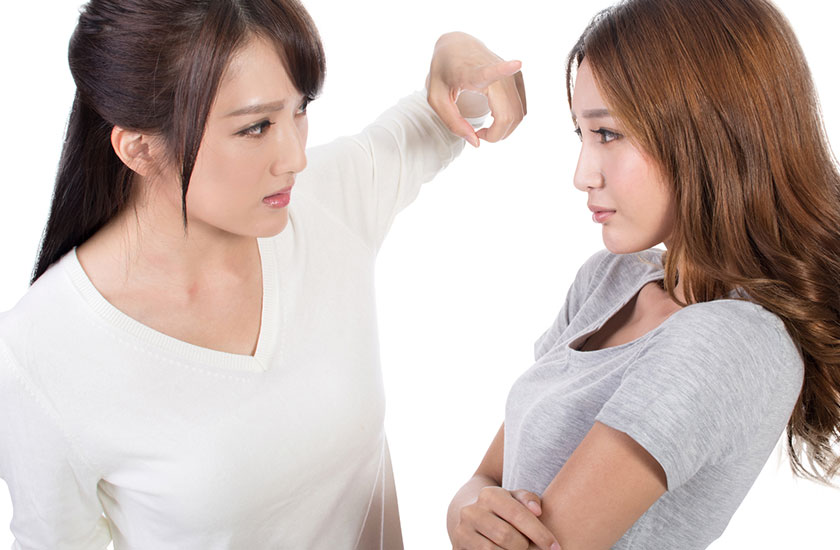 慰謝料請求について反論する女性