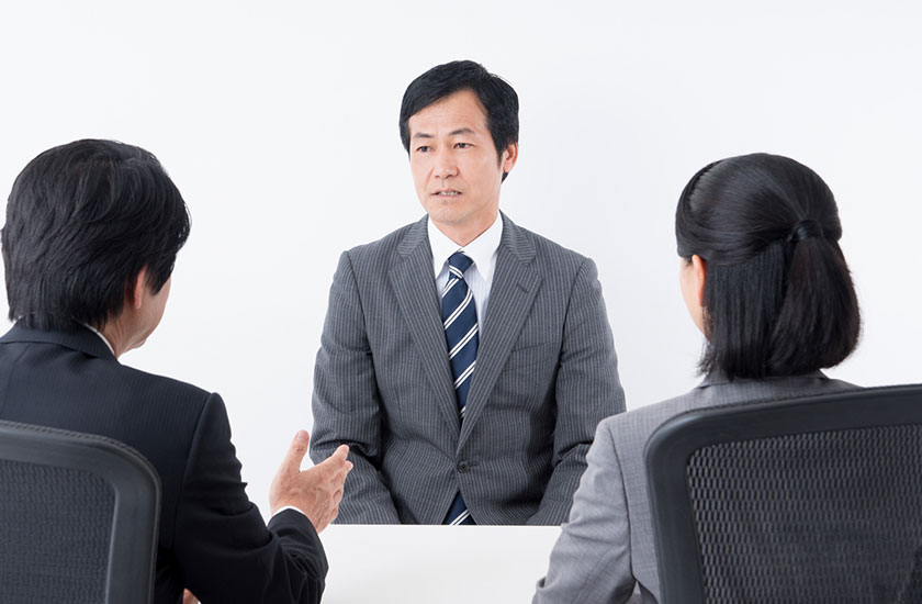 職場不倫について咎められる既婚男性