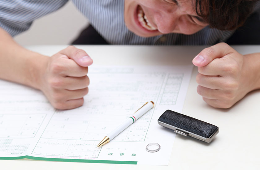 専門家に相談する女性