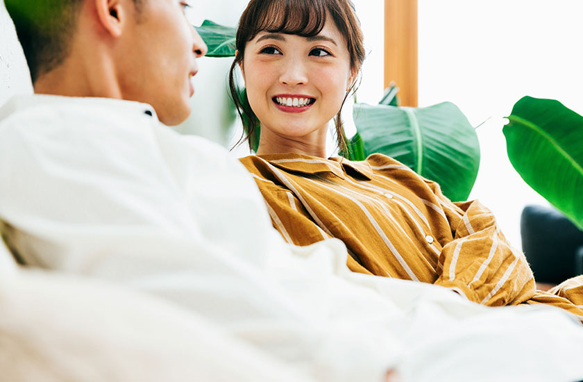 会話を楽しむ夫婦