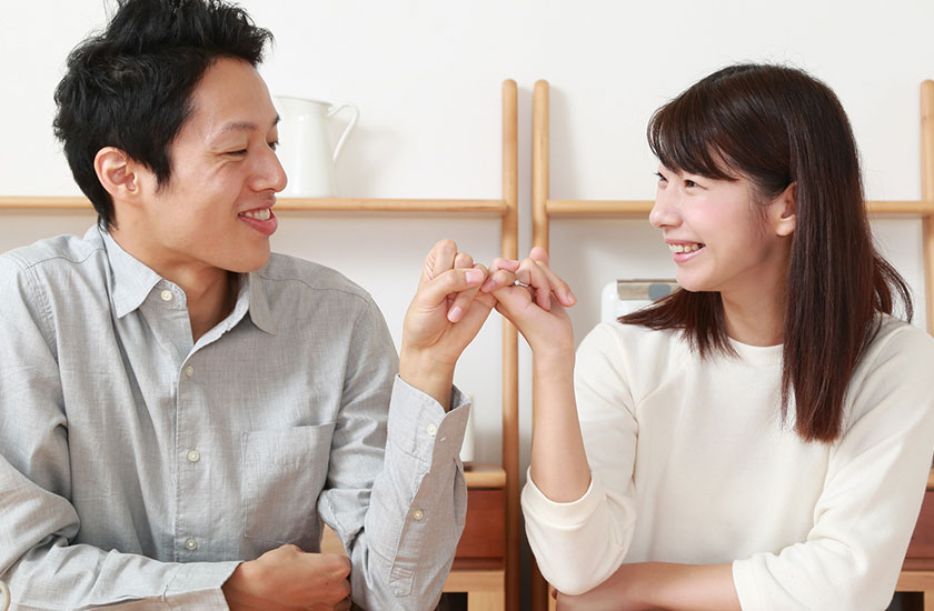 指切りげんまんする夫婦