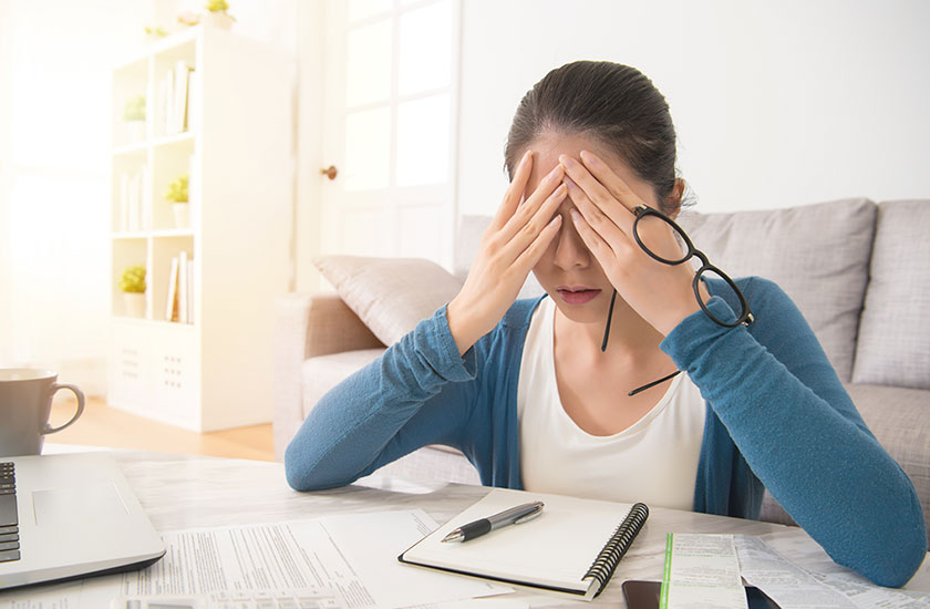 不安な気持ちを文字にする女性