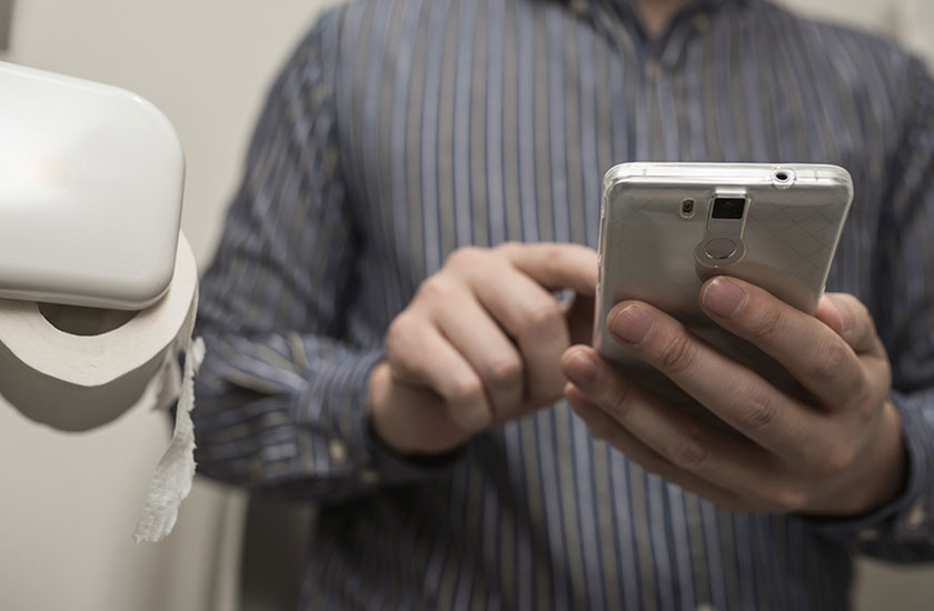 トイレにスマホを持ち込む既婚男性