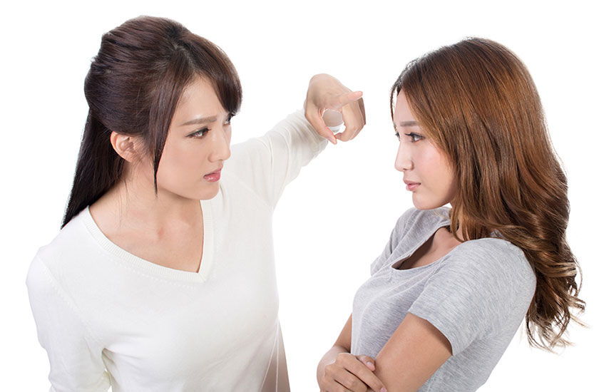 パートナーの不倫相手を問い詰める女性