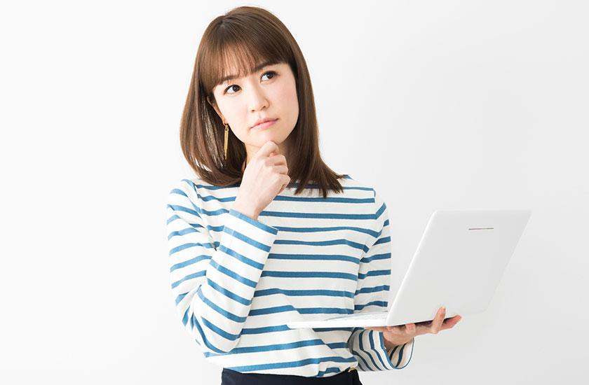 浮気を見抜く方法について考える既婚女性