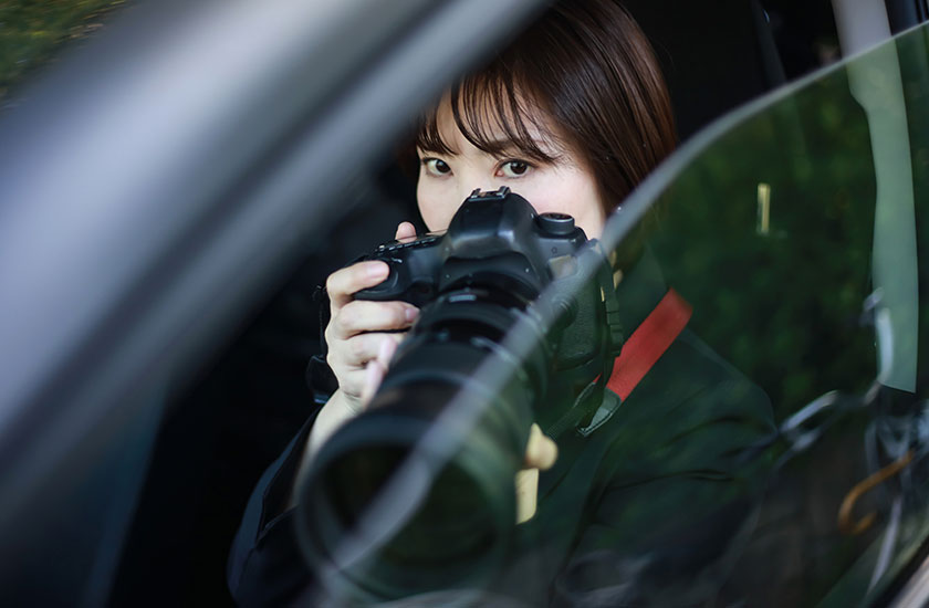 車内で張り込みを行う探偵