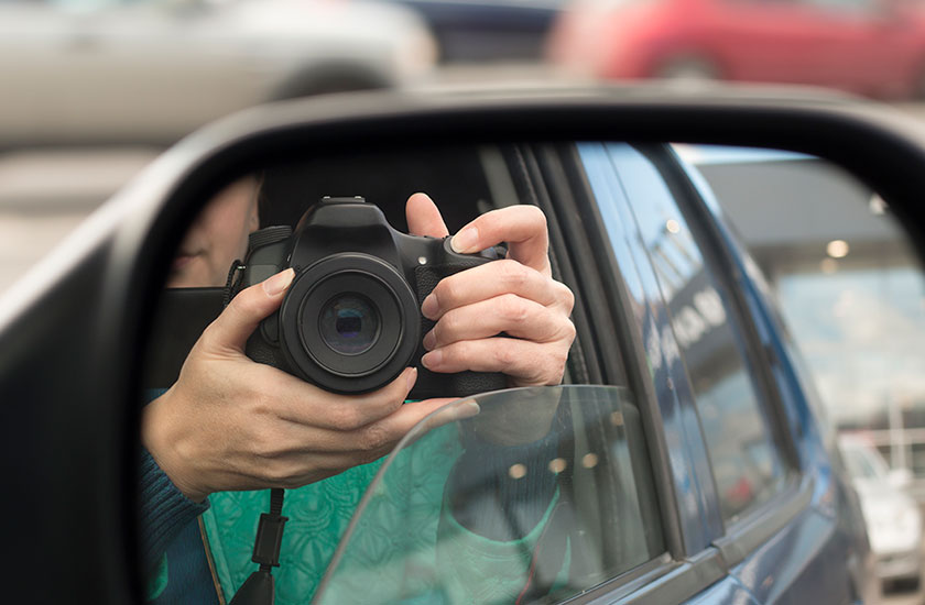 浮気調査を行う探偵