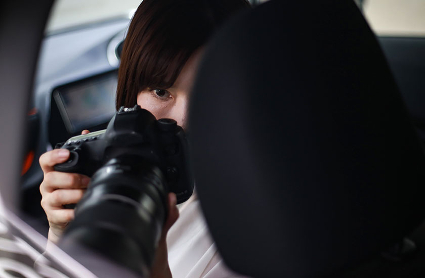 専門家に相談する女性