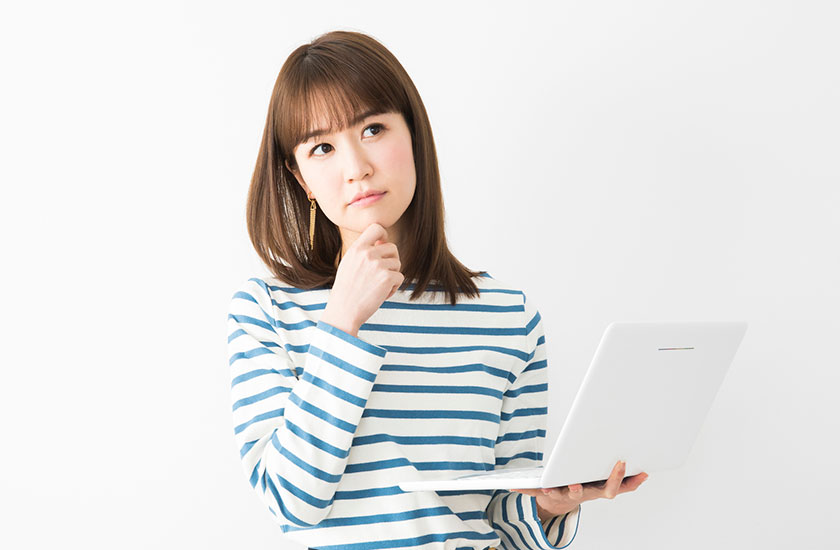 不倫裁判によるメリットとデメリットについて考える女性