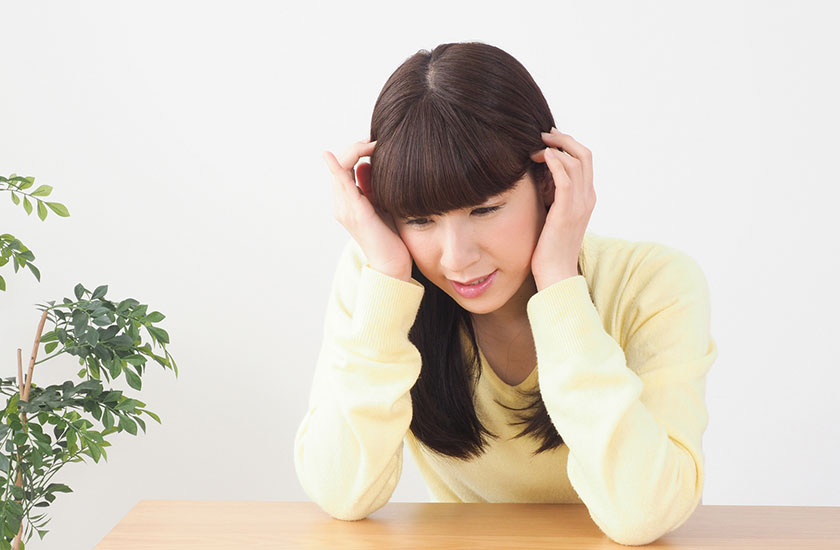 夫の浮気を知り動揺する妻
