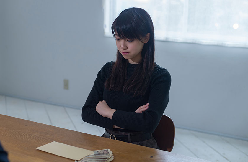 慰謝料を受け取る女性