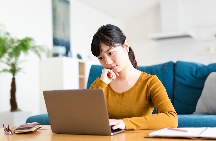 ネットで信頼できる探偵を探す女性