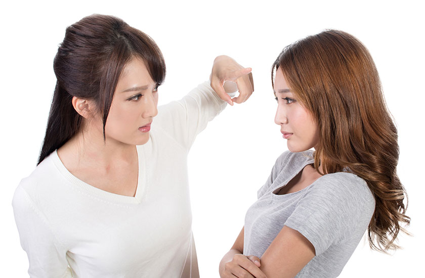 夫の浮気相手に罵声を浴びせる既婚女性