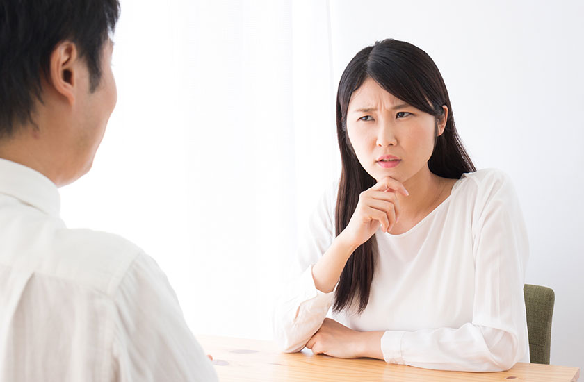 夫の浮気を疑う妻