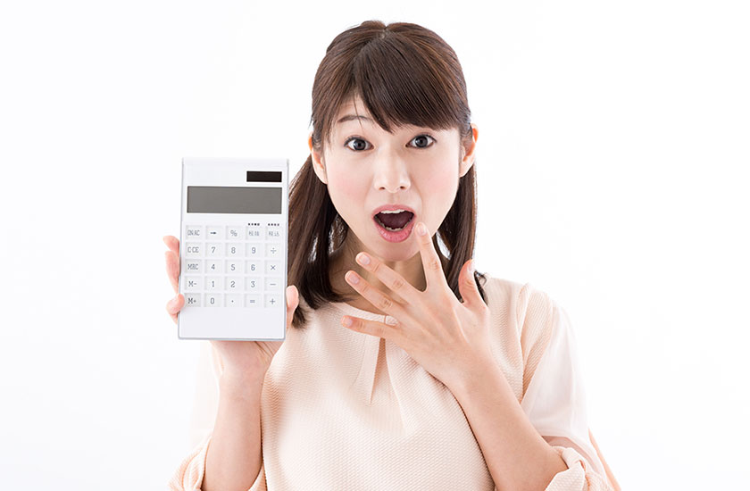 慰謝料の相場について考える女性