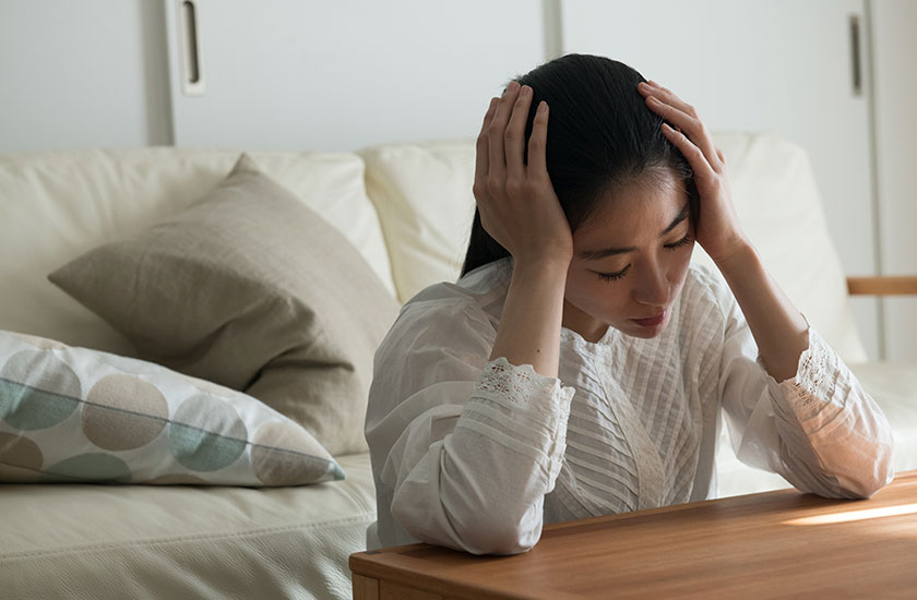目撃後の今後について考える女性