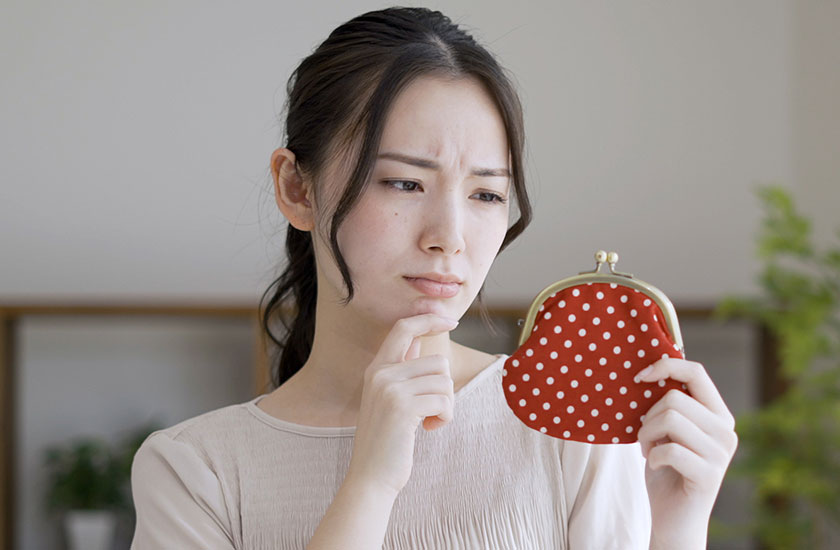 探偵や興信所の調査費用について考える女性