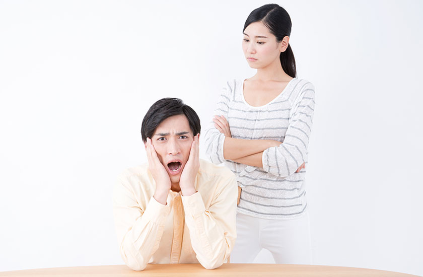 浮気がバレた夫とその妻