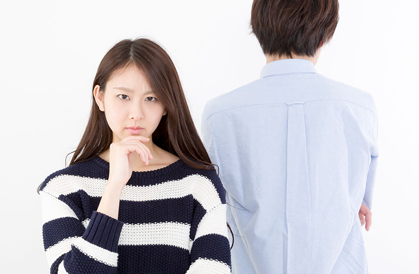 夫の不倫を疑う妻