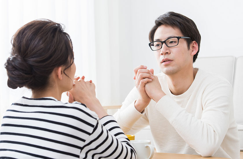 不倫対策について話し合う夫婦