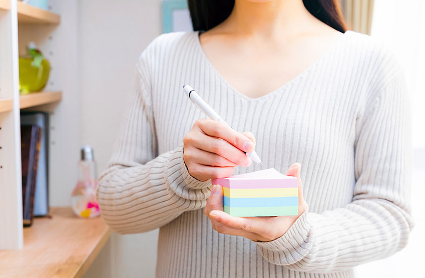 事前に情報を整理する女性