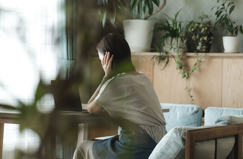 自宅で1人悩む主婦