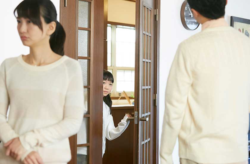 両親の喧嘩を見守る娘