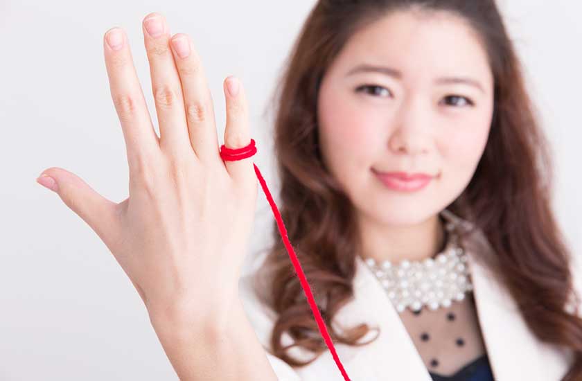 運命の赤い糸を信じる女性