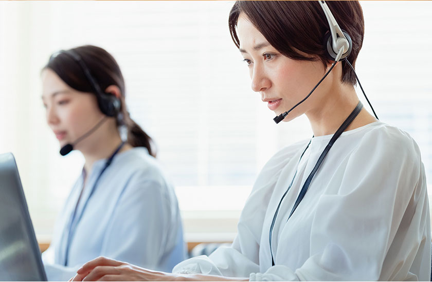 無料相談の対応中の安心探偵.comスタッフ