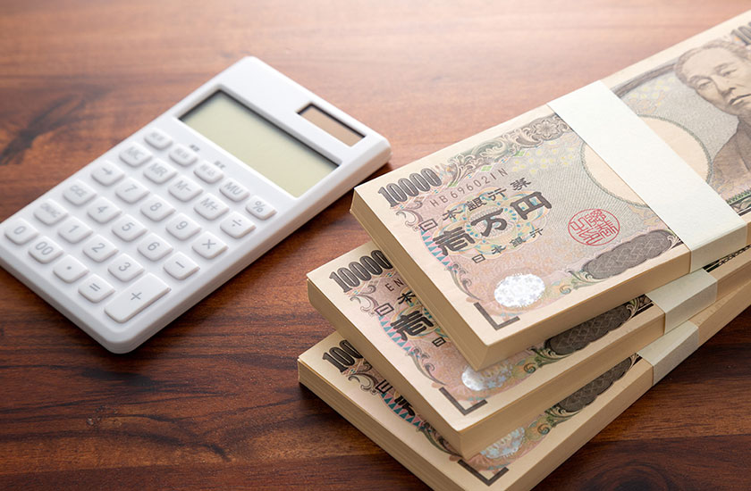 電卓と札束