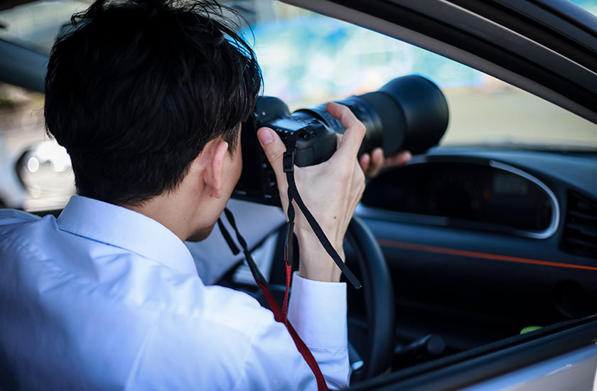 浮気調査をする探偵