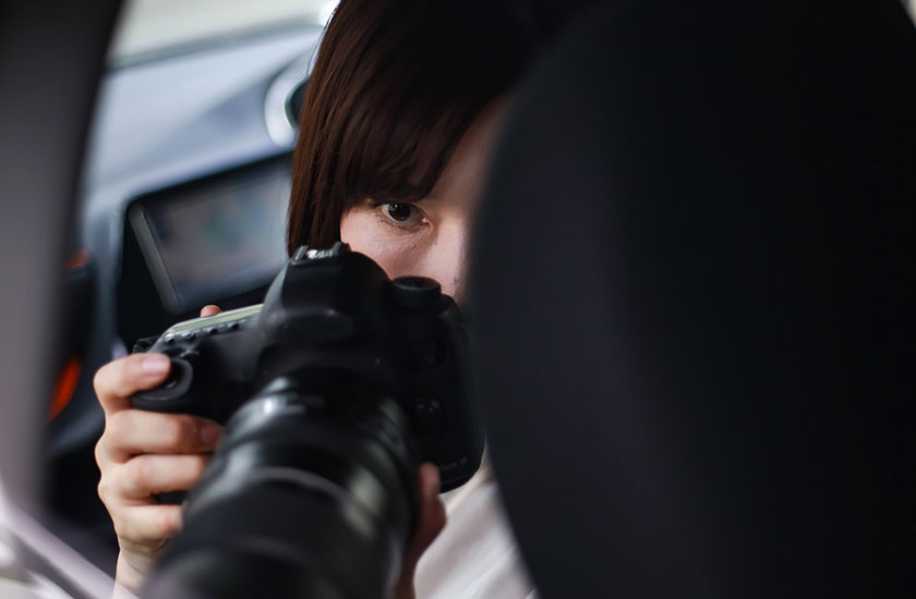 車内から浮気の証拠を撮る探偵