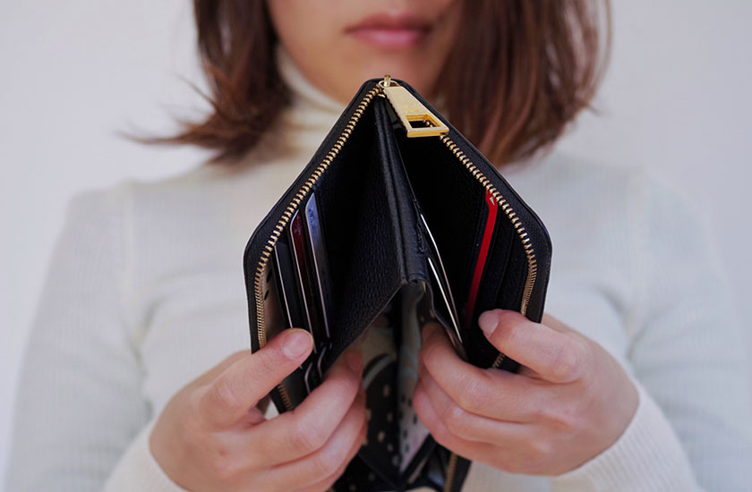 金欠で困っている女性