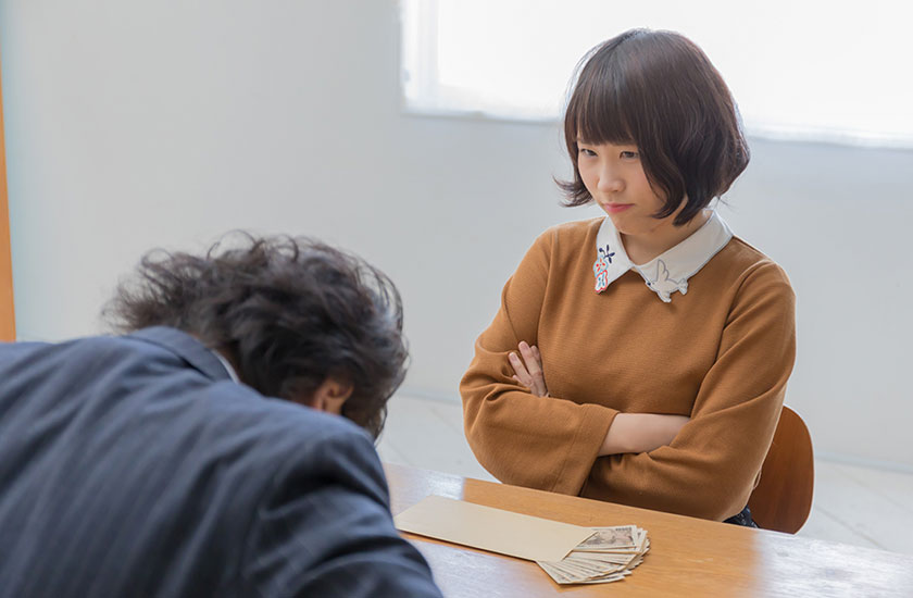 専門家に相談する女性