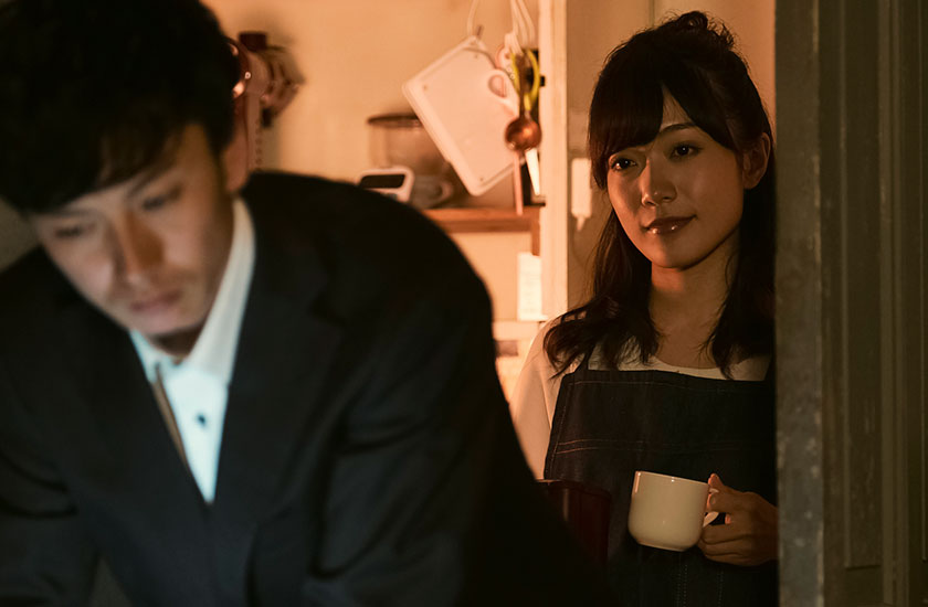 夫の不倫を疑う既婚女性