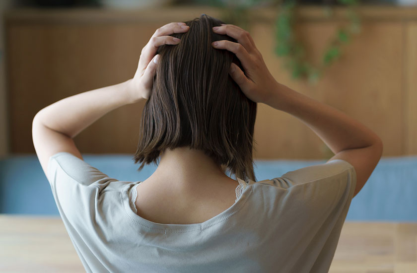 夫の浮気を知り動揺する妻