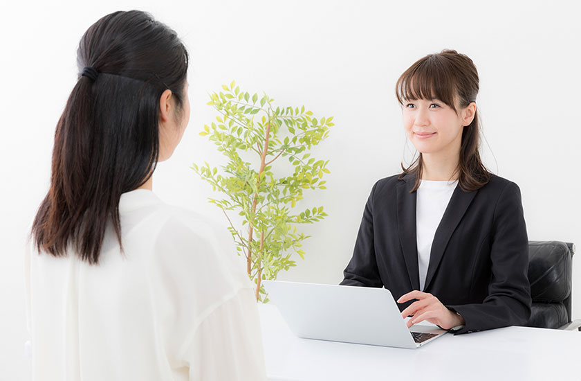 プロに浮気の無料相談をする女性