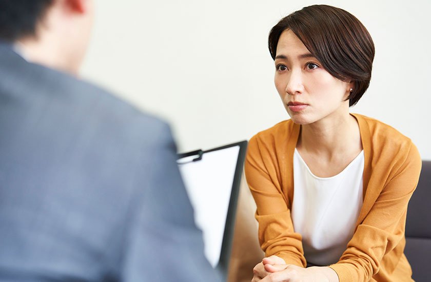 専門家に相談する女性