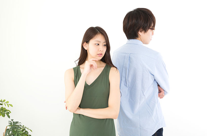 夫の浮気を疑う妻