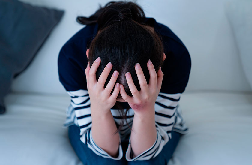 修羅場でパニックになる女性