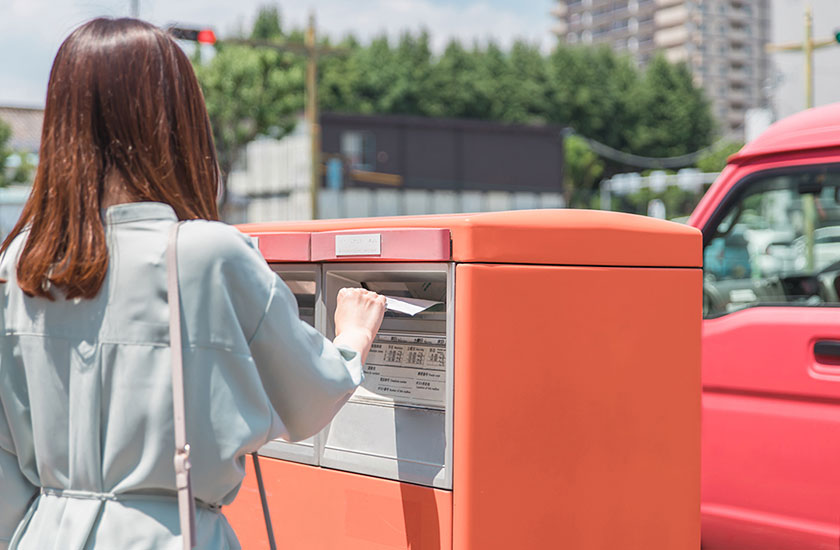 内容証明郵便を送付する女性