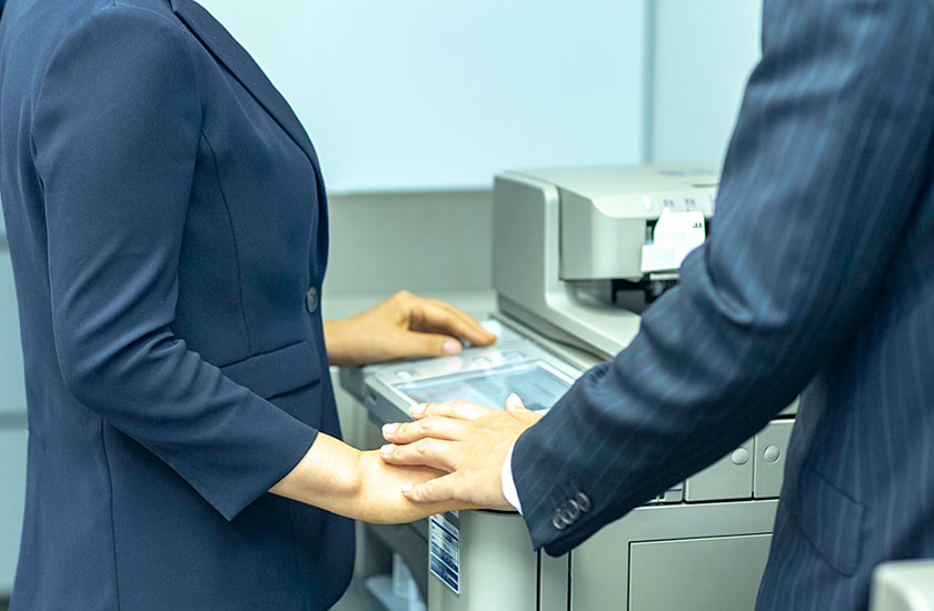 職場で浮気をする既婚男性