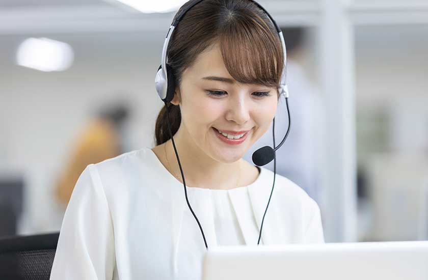 無料相談中の安心探偵.comスタッフ