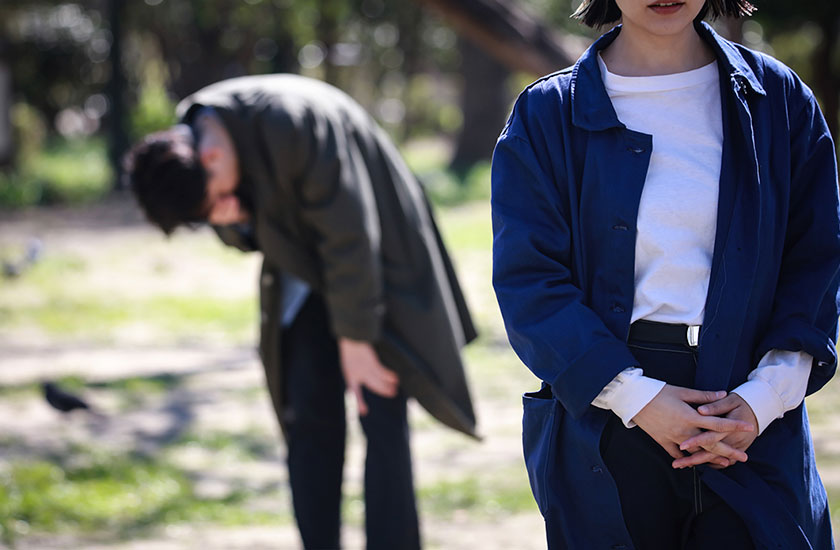 浮気したパートナーと別れる決意をした女性