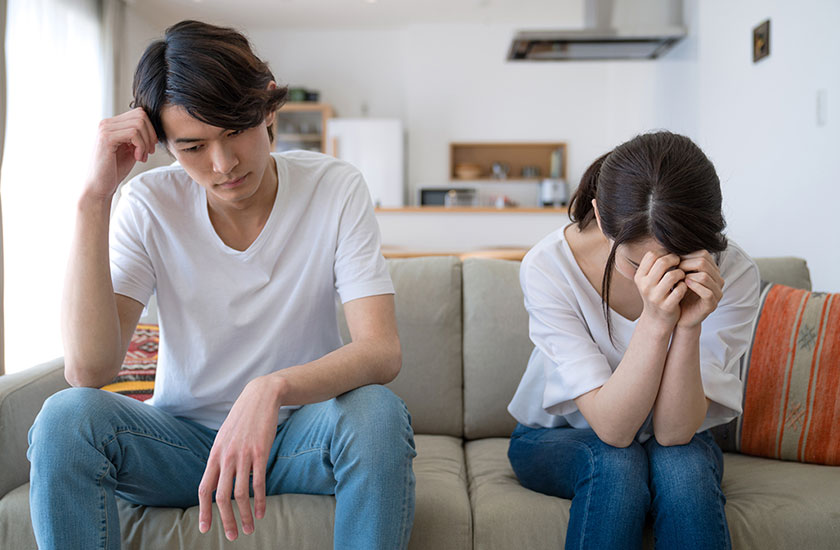 将来について考えるカップル