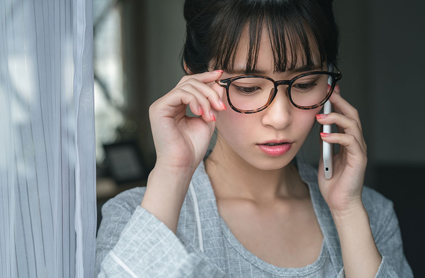 安心探偵.comの無料相談を利用する女性