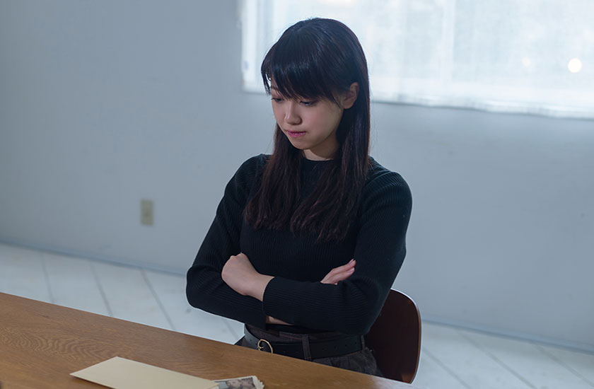 慰謝料を請求する女性