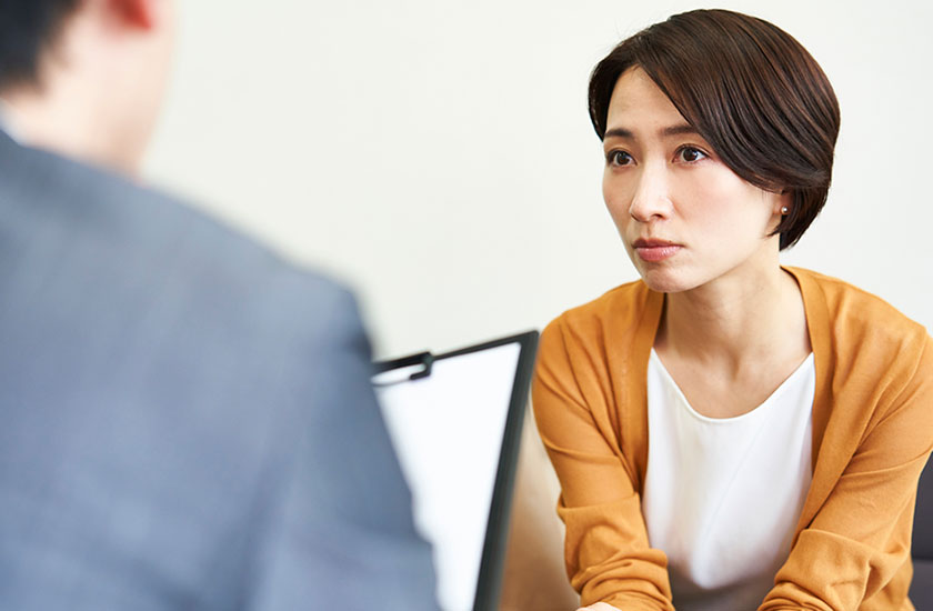 専門家に相談する女性