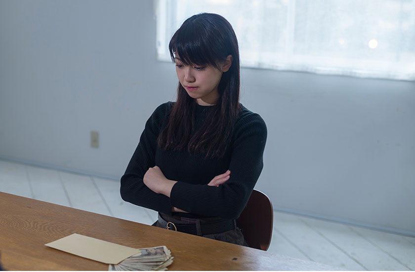 慰謝料を受け取る既婚女性